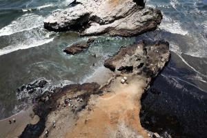 Repsol retiró dos mil metros cúbicos de arena afectada por derrame de crudo en Perú