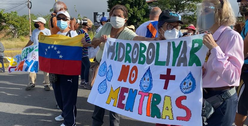 Vigilados por un contingente militar, vecinos protestaron en Bolívar para reclamar agua potable (FOTOS)