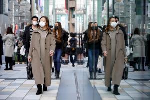 Japón amplía las restricciones a más regiones ante el continuo auge del virus