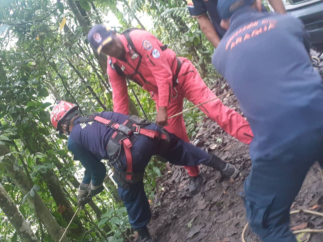 Reportan dos fallecidos tras caer vehículo por un barranco en la carretera de Ocumare de la Costa
