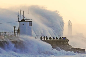 La violenta tormenta “Eunice” impacta en el Reino Unido con vientos por más de 190 k/h