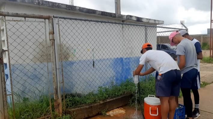 Bombas dañadas y el hampa desatada: las razones por la que más de 25 mil habitantes de El Tigre están sin agua