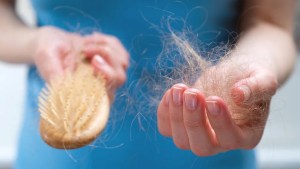 Estrés, hormonas y Covid-19: las causas detrás del boom de consultas por la caída del cabello