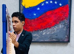 Músico venezolano se hizo viral tras tocar su arpa en las calles de Nueva York (VIDEO)