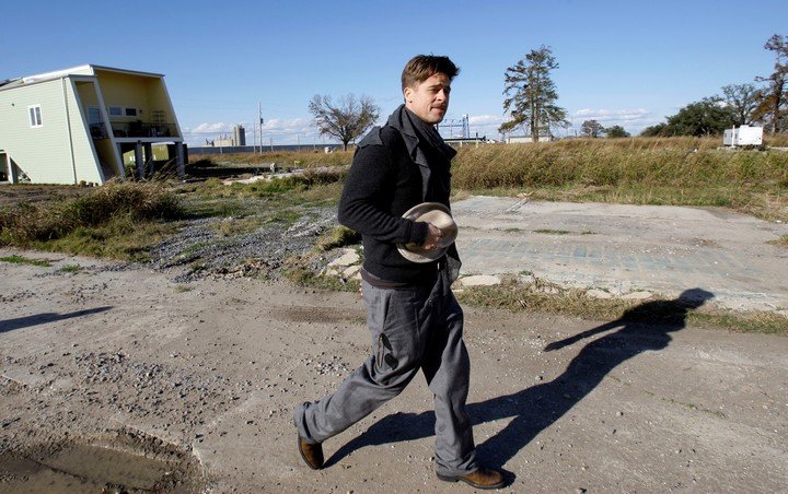 Las casas que Brad Pitt construyó y vendió tras huracán de Katrina se caen a pedazos