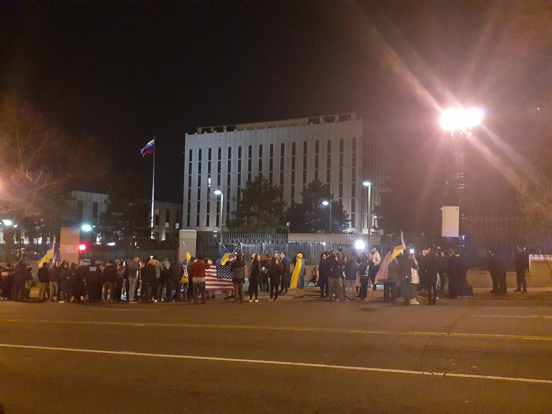 Decenas de personas protestan frente a la embajada rusa en Washington tras invasión a Ucrania