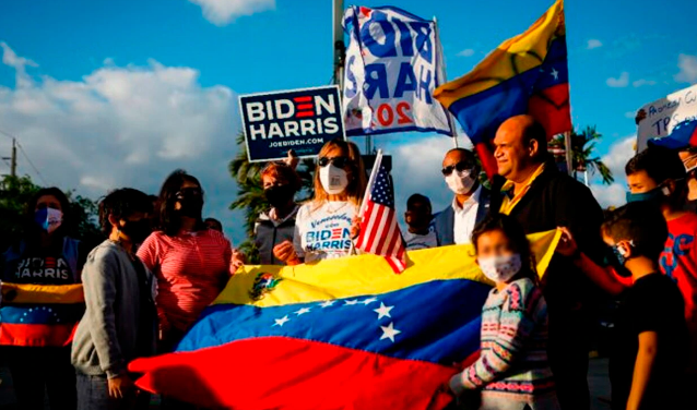 Fuertes críticas a Biden por deportación de migrantes venezolanos a Colombia bajo una controvertida política fronteriza (Video)