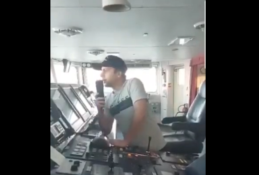 “Tienes remos, rema”: Petrolero georgiano se negó a repostar un barco ruso (VIDEO)