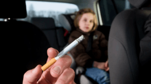 Irlanda del Norte impondrá multas por fumar en carros con niños dentro