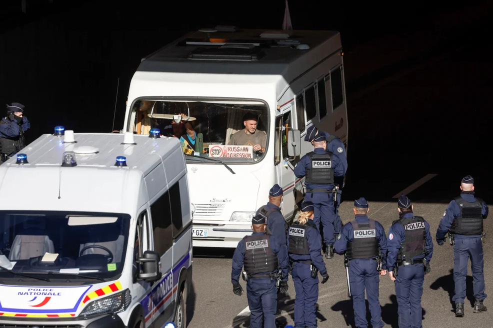 Grupos antivacunas entraron a París pese a prohibición del Gobierno y se enfrentaron con la Policía