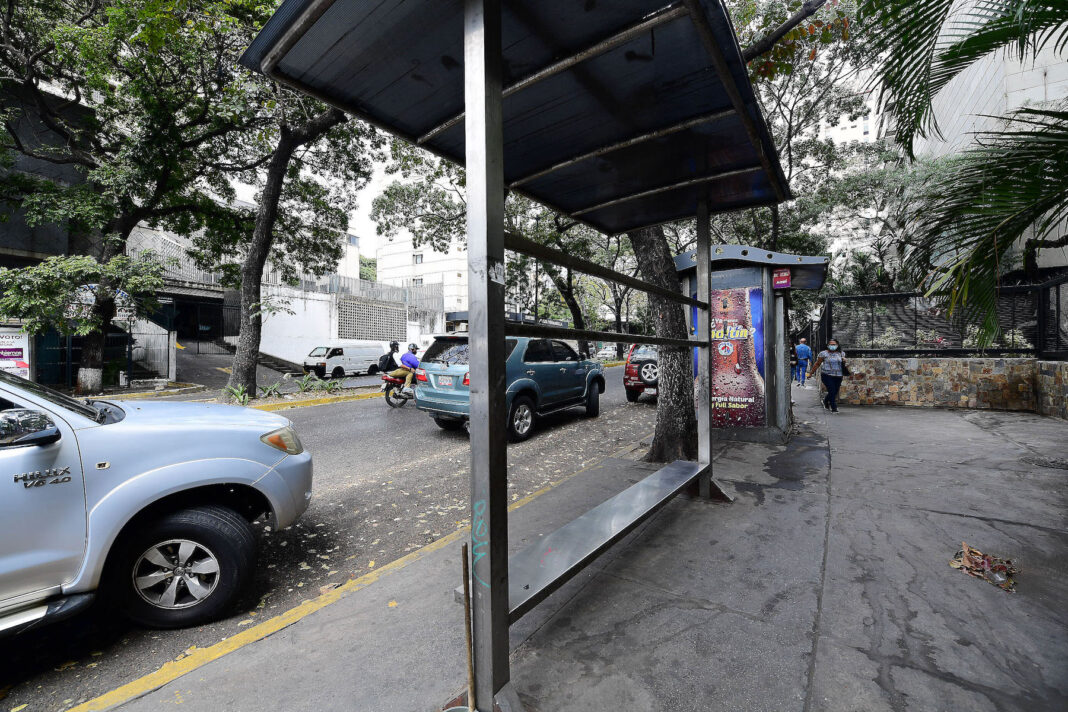 Las paradas de autobuses están “de adorno” en Caracas