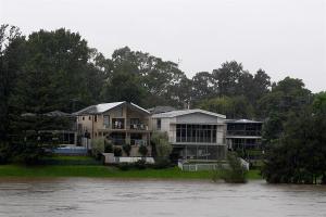 Al menos trece fallecidos por las inundaciones en Australia y elevan alerta en Sídney