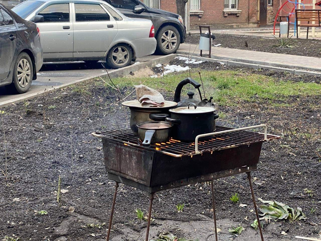 Civiles atrapados en Mariúpol beben agua de lluvia y comen palomas para sobrevivir al cerco de las tropas rusas