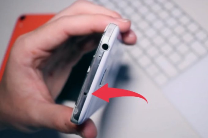 ¿Para qué sirve el pequeño agujero que tiene tu celular Android en su parte inferior?
