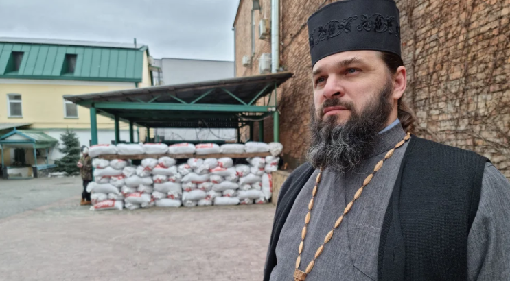 Los sacerdotes ortodoxos se preparan para el combate urbano en un monasterio del año 1051