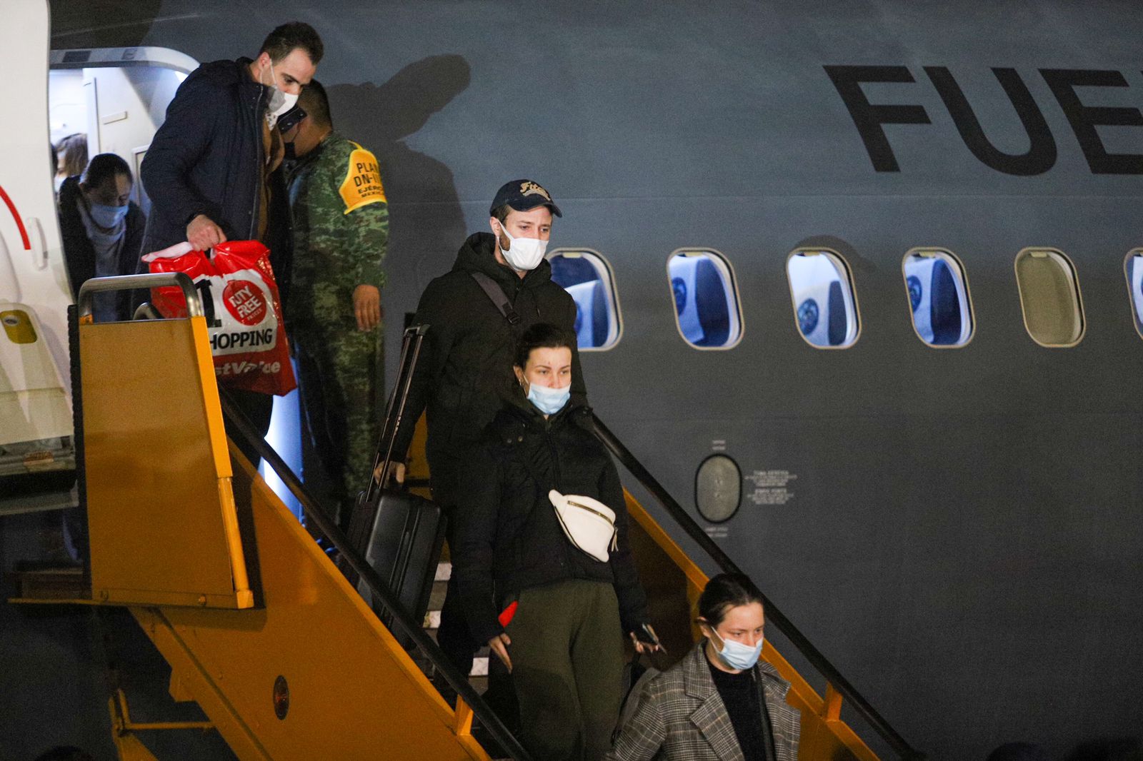 Llegó a México primer vuelo con mexicanos y otros latinoamericanos evacuados de Ucrania (Fotos)