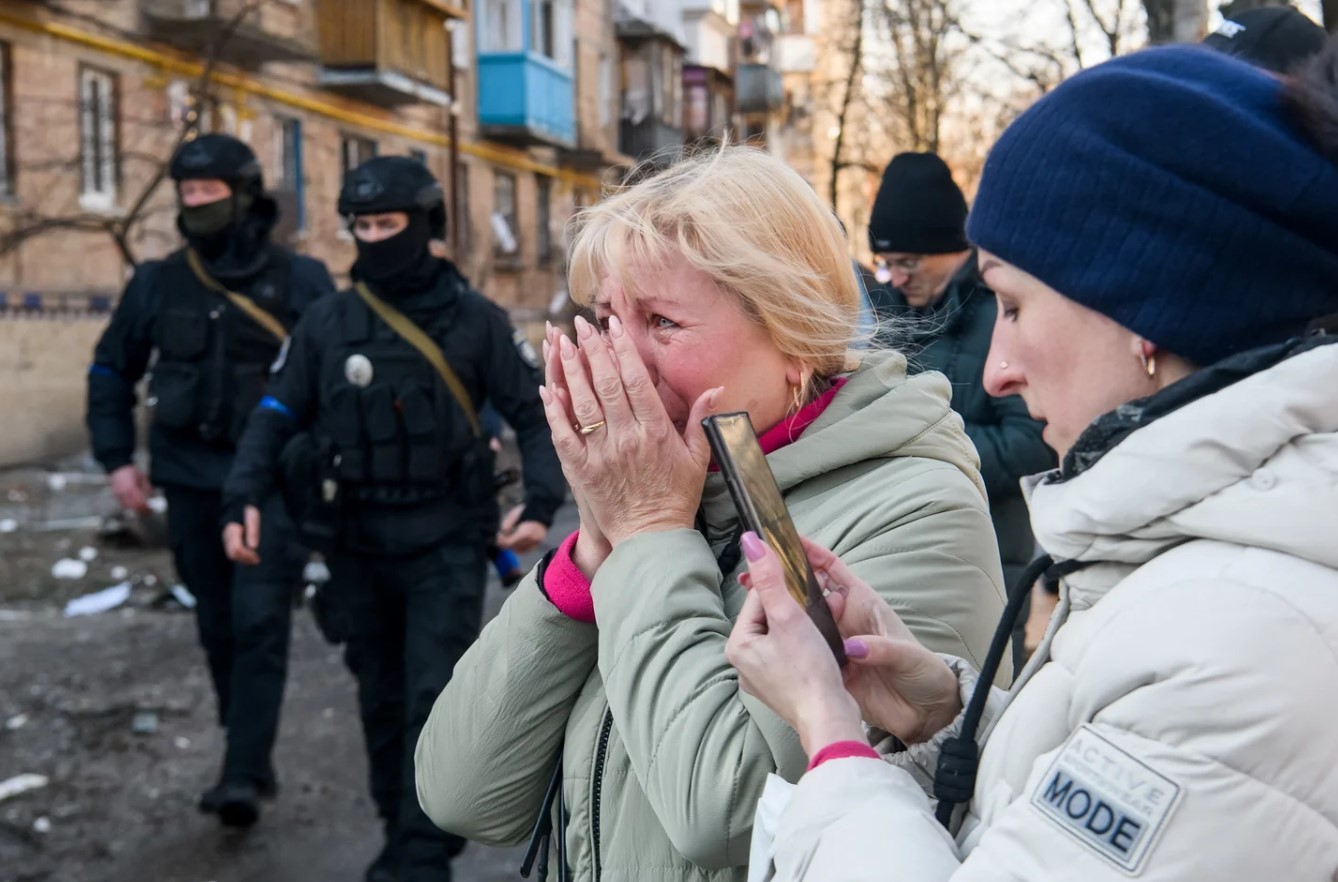 La impactante FOTO de una madre amamantando a su hijo tras ataque ruso en Kiev