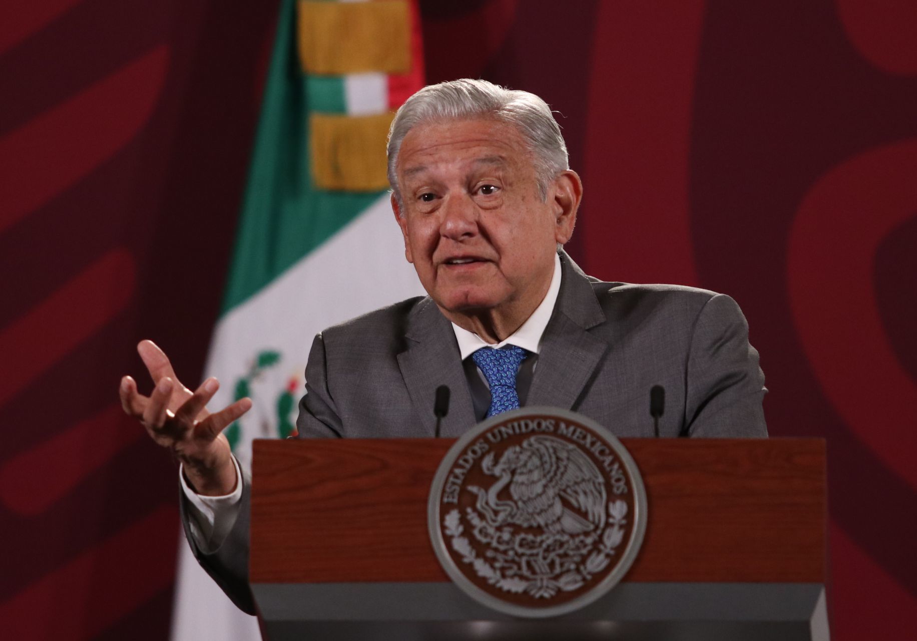 López Obrador busca con gerentes de refinerías controlar los precios de gasolinas