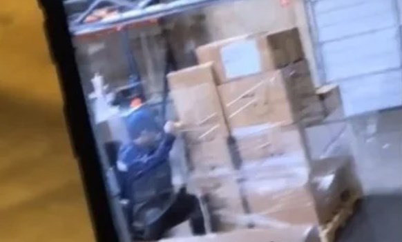 VIRAL: Embaló cajas sentado en una silla, su jefe lo vio por la cámara y lo echó (VIDEO)