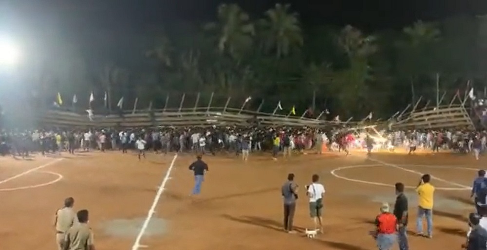 El momento en el que se derrumbó una grada en la India: más de 200 espectadores resultaron heridos (VIDEO)