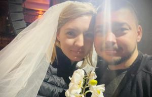 Minutos de celebración en plena guerra: Periodista se casó en Ucrania (FOTOS)