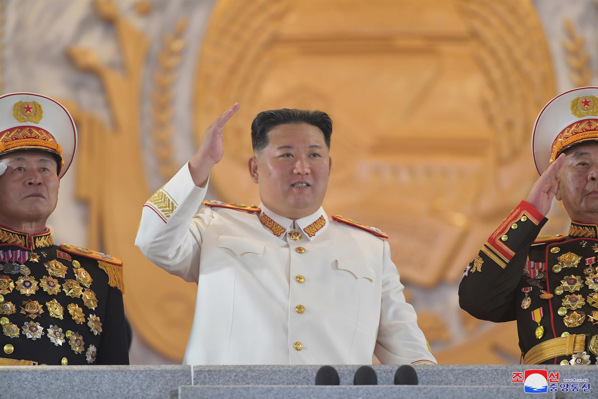 Kim Jong-un dice en desfile que ampliará poder nuclear “a la mayor velocidad”