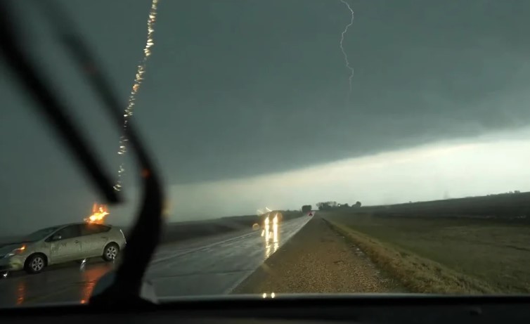 Captan EN VIDEO el impactante momento en que un vehículo es alcanzado por un rayo en una carretera de EEUU
