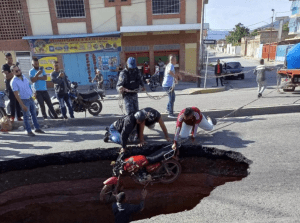 En imágenes: Motorizado cayó completico en un “cráter sin fondo” en Barquisimeto