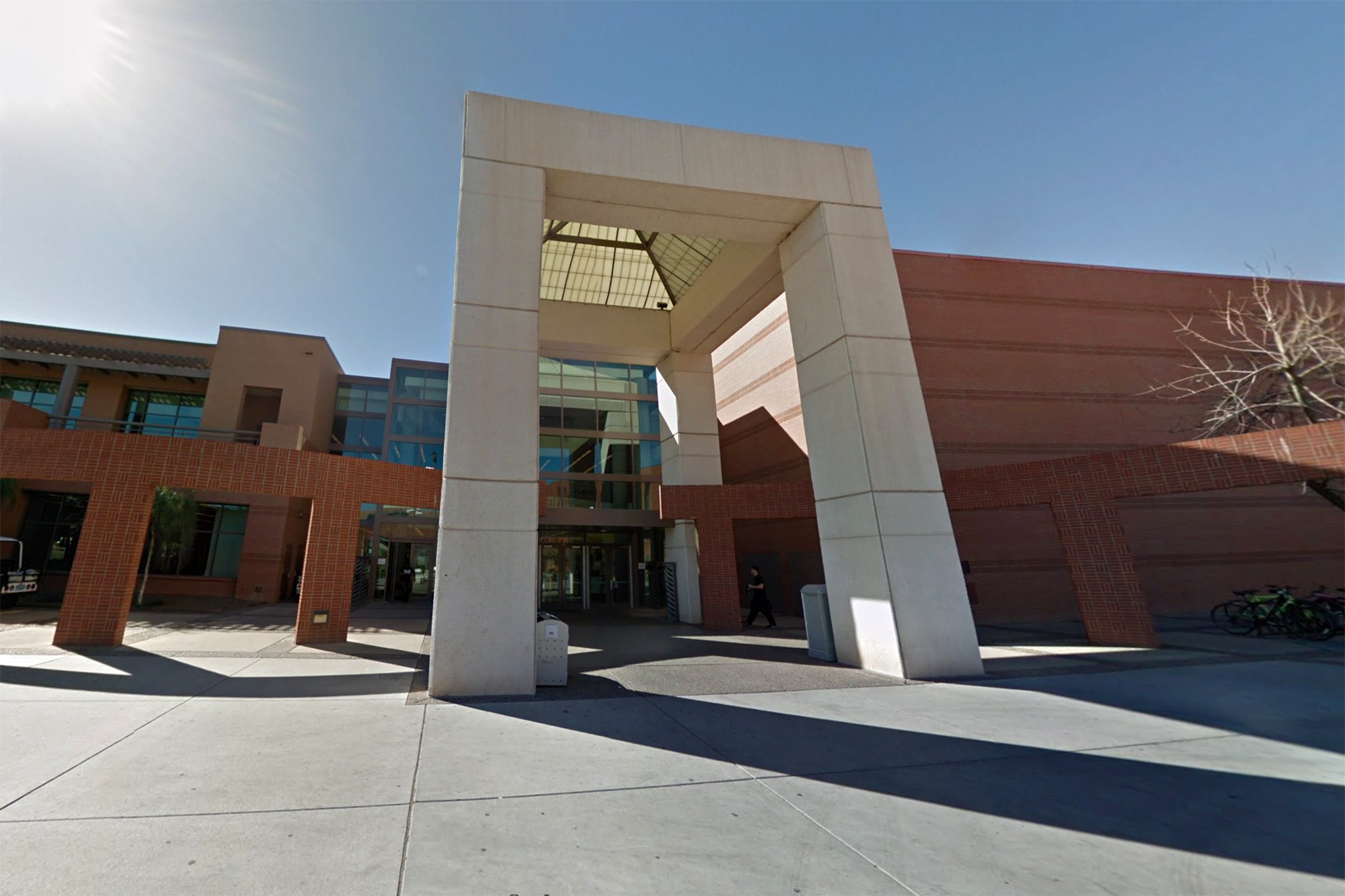 Estudiante muere súbitamente en el gimnasio de una universidad en Arizona