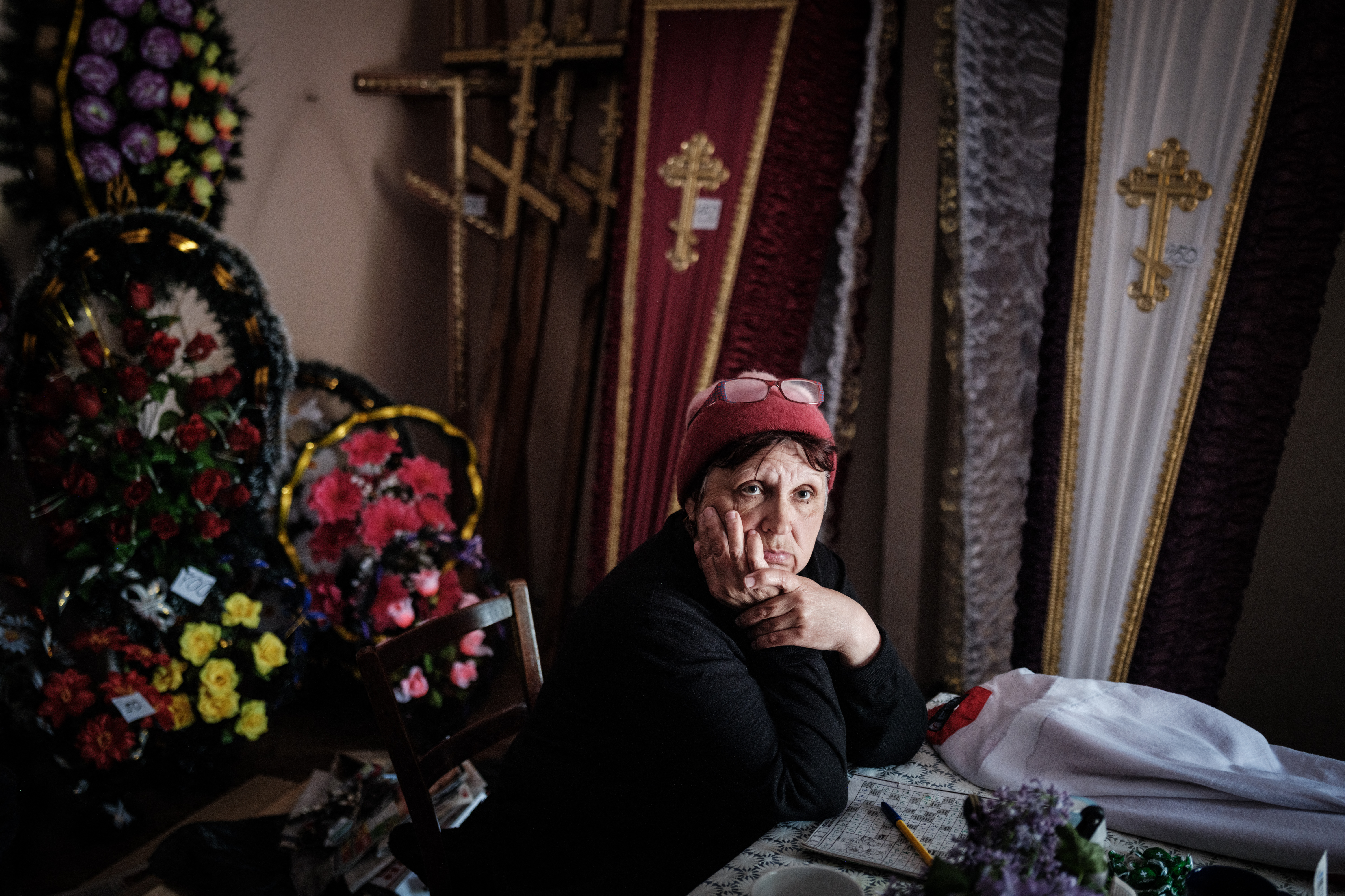 Antonina pasa la invasión en Ucrania entre crucigramas y ataúdes (FOTOS)