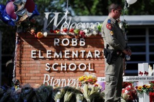 El aterrador VIDEO que muestra al tirador de la masacre de Texas dentro de la escuela y la cuestionada reacción de la policía