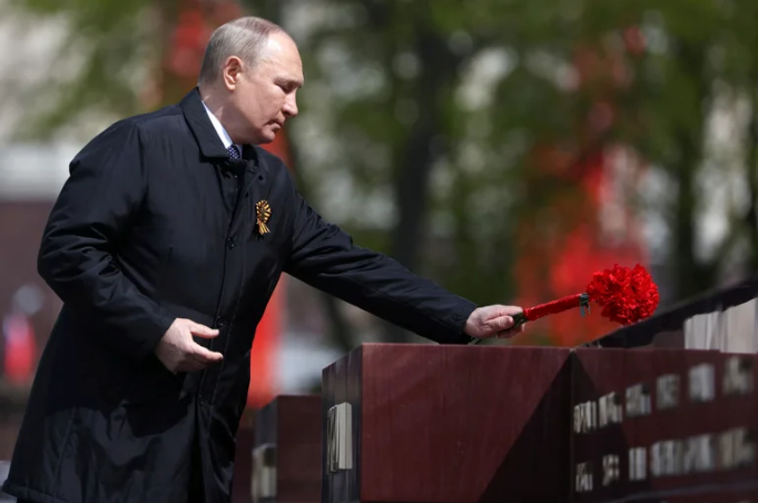 El extraño comportamiento de Putin durante el Desfile de la Victoria que reaviva los rumores sobre su salud (Video)