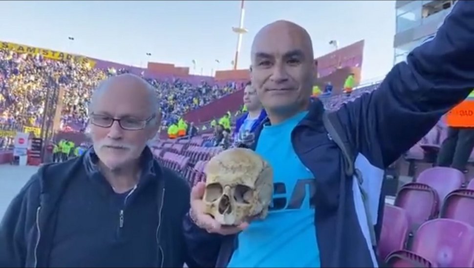 ¡Insólito! Hincha de Racing llevó calavera de su abuelo al partido ante Boca Juniors (Video)