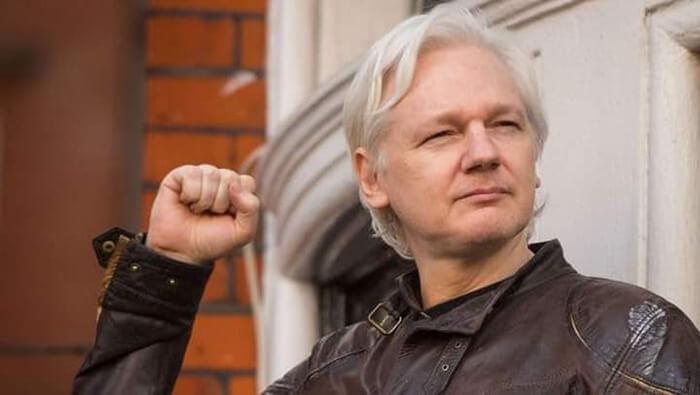 La esposa de Julian Assange pide clemencia a Biden