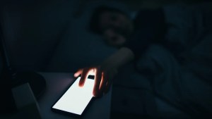 Un ratito más: posponer la alarma del despertador podría mejorar la vida social, según estudio