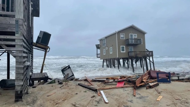 EN VIDEO: El momento cuando fuerte oleaje arrasó con una casa en la costa de Carolina del Norte