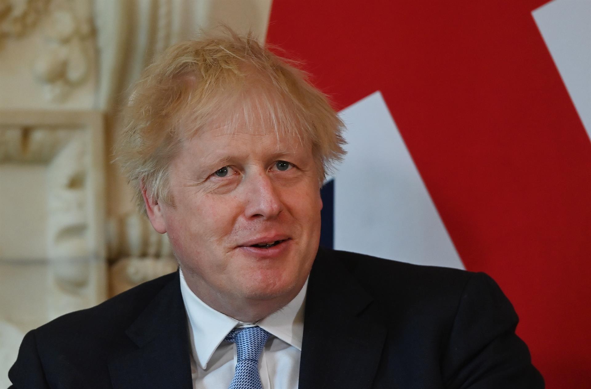Nuevas fotos muestran a Boris Johnson brindando en una fiesta en pandemia