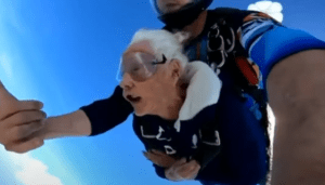 VIDEO: Enfermera se lanzó en paracaídas para celebrar sus 100 años