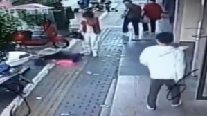 ¡IMPACTANTE! Mujer muere al caerle un bloque de concreto mientras caminaba del brazo de una amiga