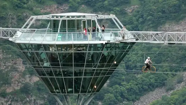 ¡Sorprendente! Así es el bar de cristal que cuelga sobre un cañón en Georgia (FOTOS)