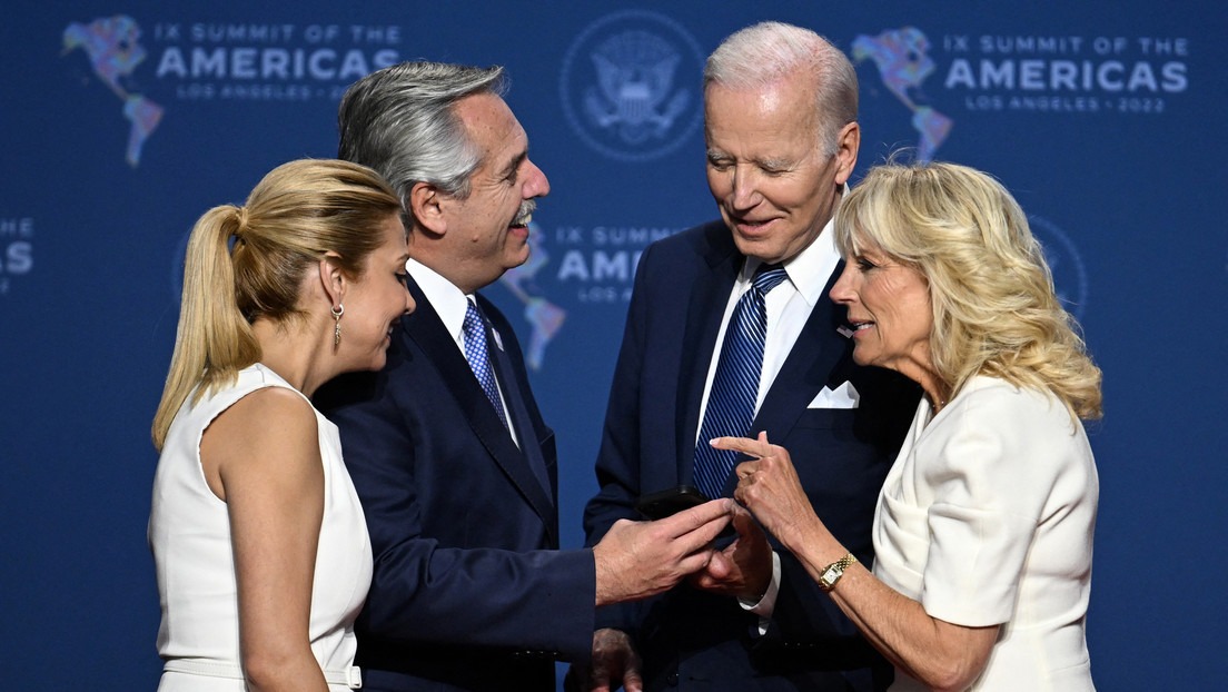 ¡Se armó! Biden estrecha la mano de la pareja del presidente de Argentina…. y no se la suelta (VIRAL)