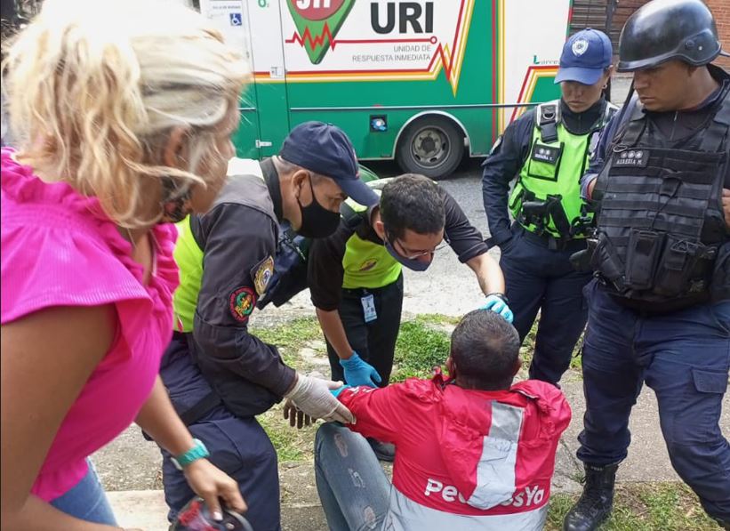Sujetos robaron moto de repartidor y lo dejaron herido en Caracas (Fotos)