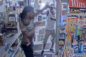 Aterrador VIDEO muestra cómo un hombre apunta a otro que sostenía a un bebé en gasolinera de EEUU