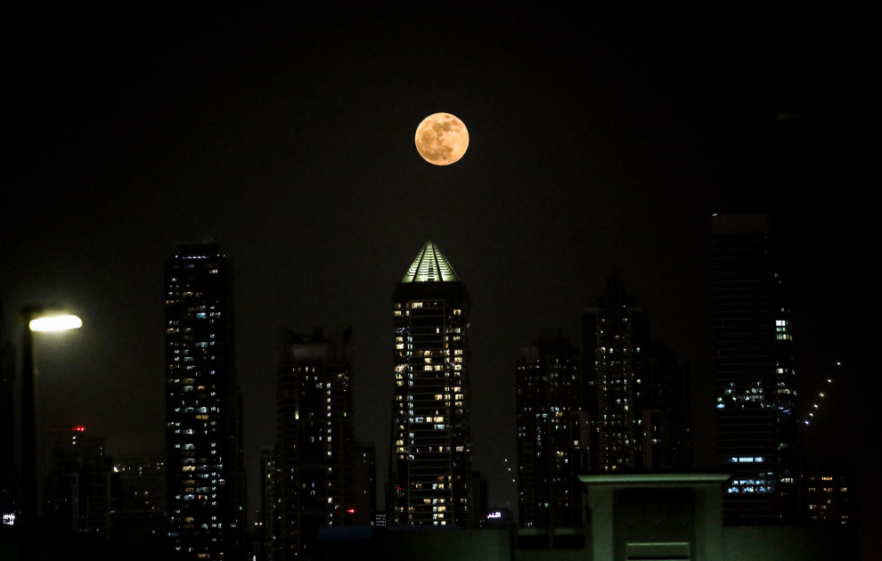 EN FOTOS: La “superluna de fresa” brilló en todo el mundo