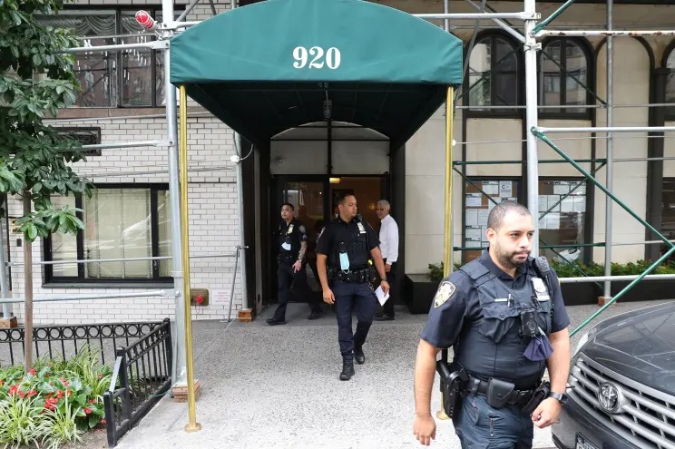 Impacto en Nueva York: Murió al caer mientras limpiaba las ventanas de su edificio de Park Avenue