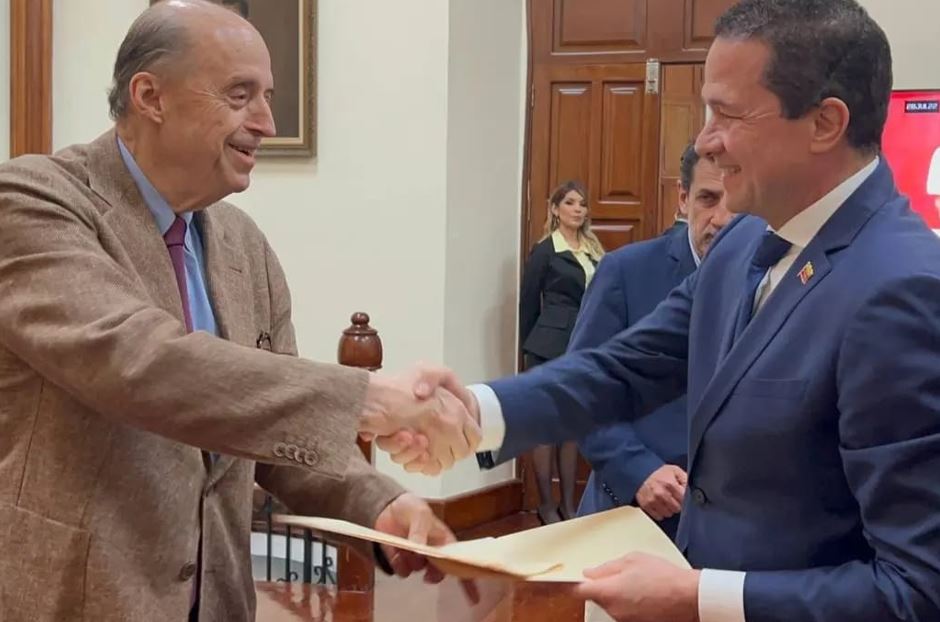 Chavismo nombrará diplomático en Colombia apenas Petro asuma la Presidencia