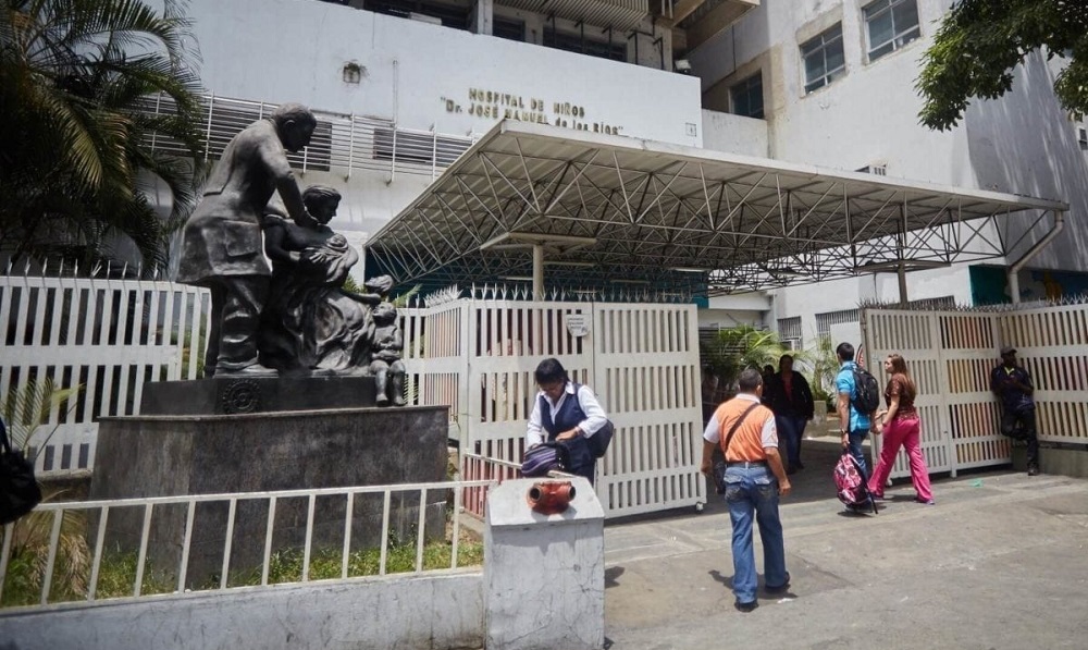 Dormir en el piso y dejar de comer: los sacrificios de las madres con niños hospitalizados en Venezuela