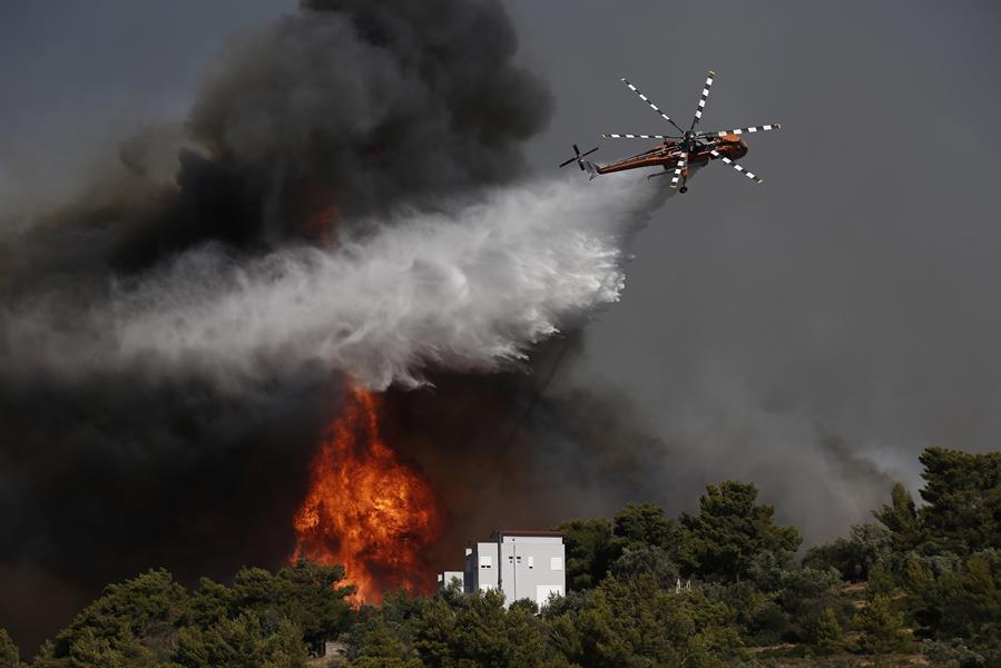 Un gran Incendio en Atenas sigue descontrolado y calcina al menos 10 casas