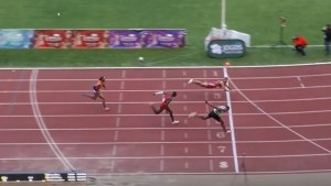 Se tiró de cabeza para ganar una carrera: el VIDEO de la insólita acción que sorprende al mundo del atletismo