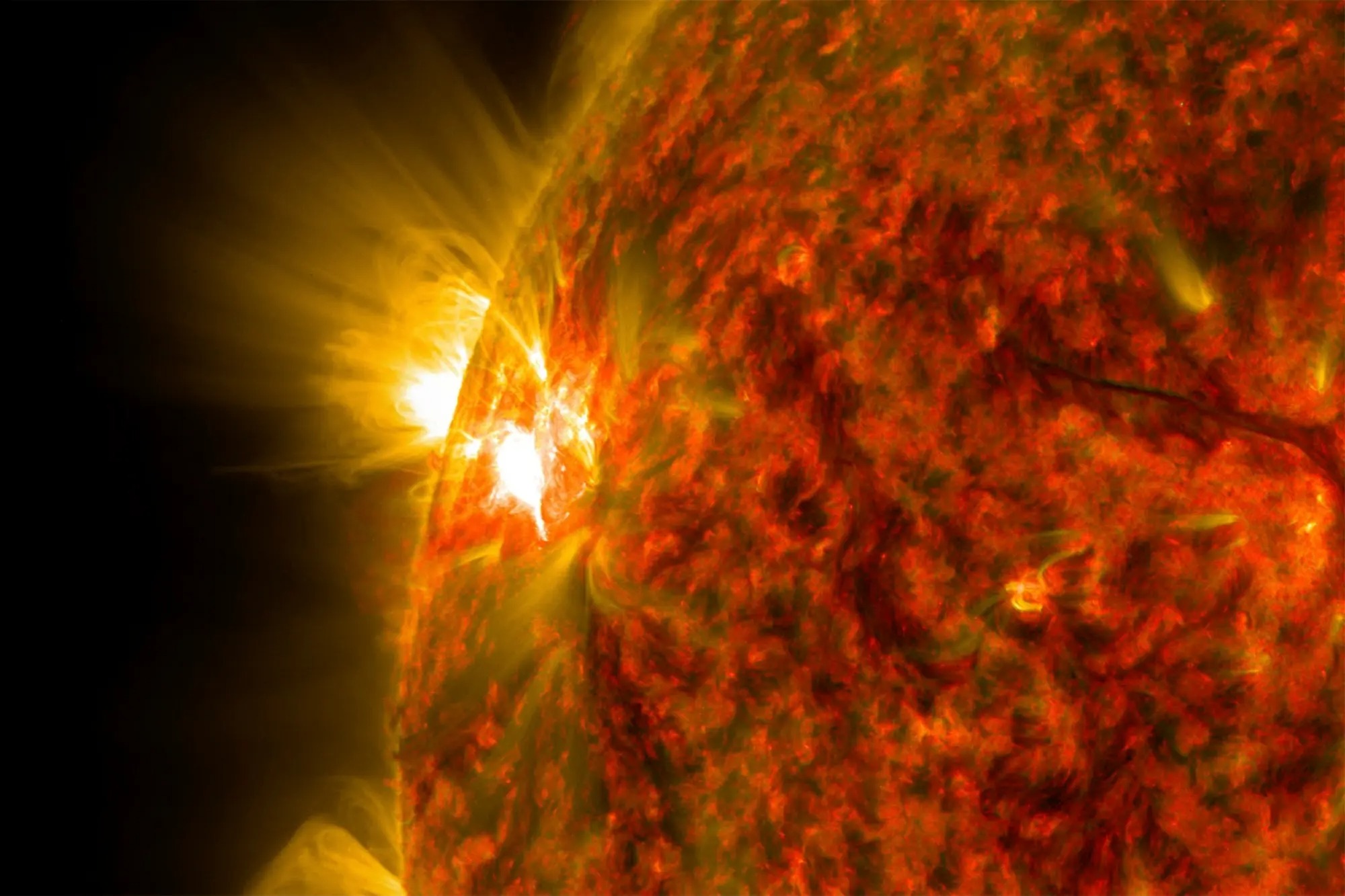 Mancha solar gigante amenaza a la Tierra: llamarada podría causar masivo apagón